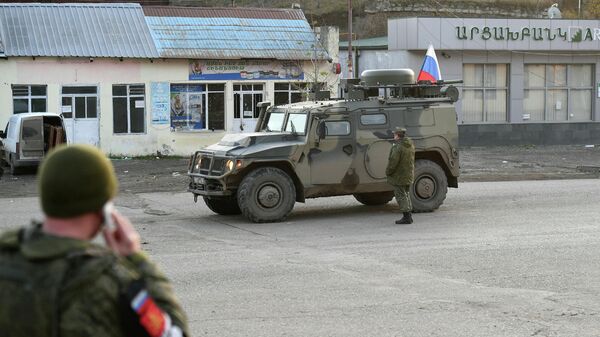 Российские миротворцы на одной из улиц в городе Лачин (Бердзор)