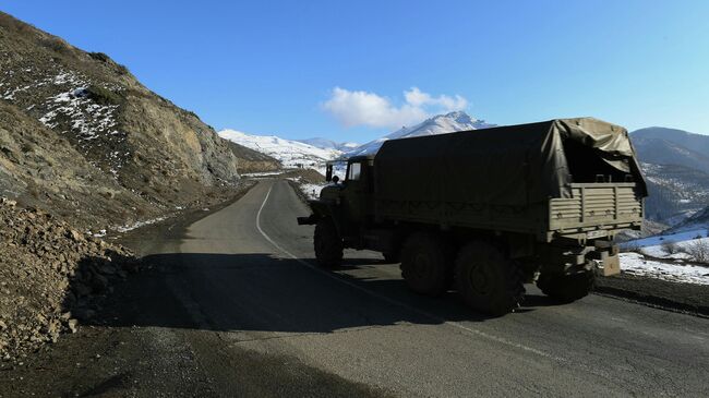 Грузовик российских миротворцев на автодороге Горис-Бердзор в районе города Лачин (Бердзор) 