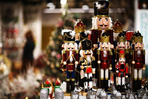 Продажа елочных игрушек и новогодних украшений на новогоднем базаре в ЦУМе в Москве