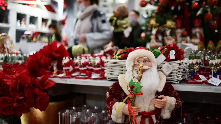 Продажа елочных игрушек и новогодних украшений на новогоднем базаре в ЦУМе в Москве