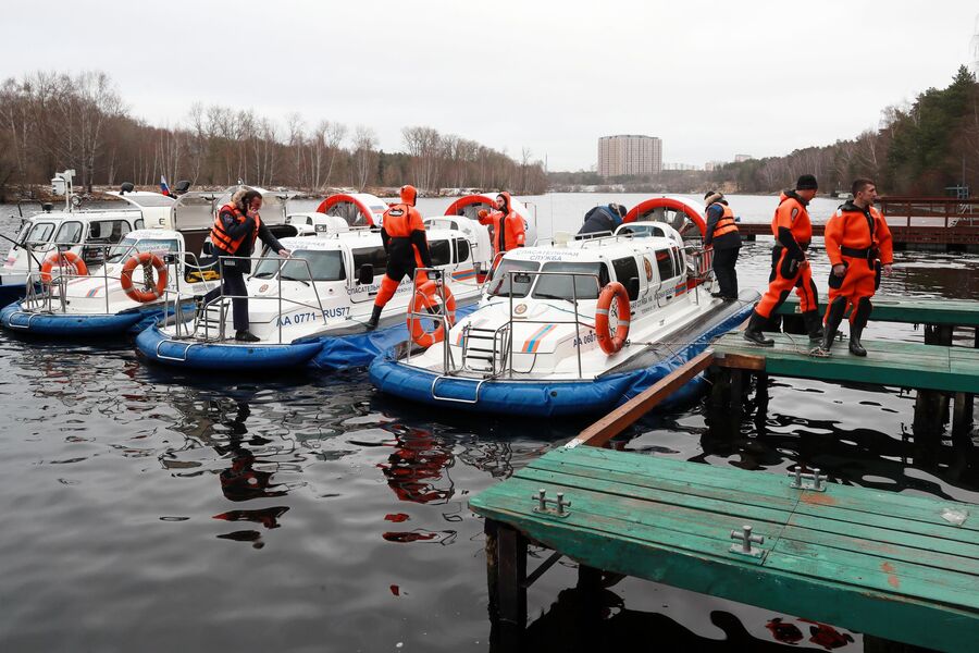 Сотрудники поисково-спасательной станции Строгино во время учений на Москве-реке.