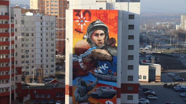 Тридцатиметровое граффити со спасателями за работой появилось на стене многоэтажного дома в Липецке, рисунок посвящен 30-летию МЧС РФ