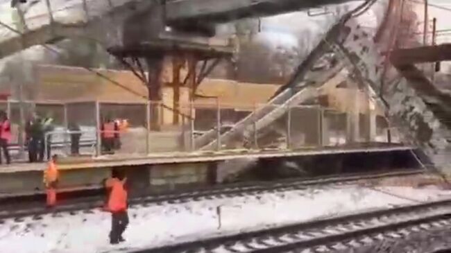 На месте обрушения части пешеходного моста на перегоне Химки - Сходня в Московской области. Кадр видео очевидца