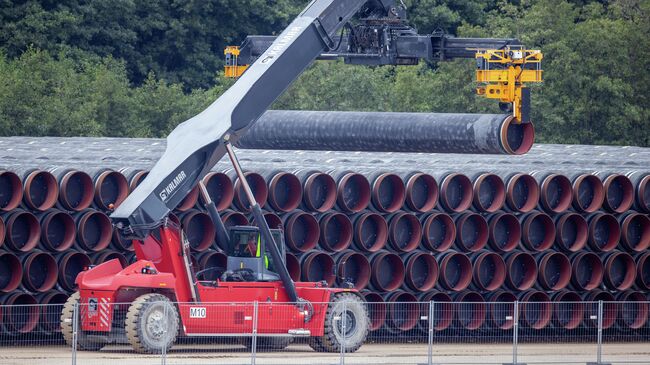 Трубы для строительства газопровода Nord Stream 2 на площадке в порту Мукран, Германия