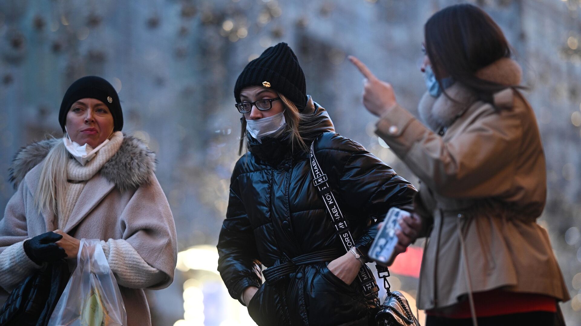 Девушки в защитных масках на улице в Москве - РИА Новости, 1920, 20.01.2021