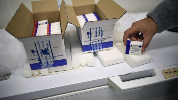 Сотрудники упаковывают вакцину Гам-КОВИД-Вак (торговая марка Спутник V) для отправки в Сербию в Национальном центре эпидемиологии и микробиологии имени Н. Гамалеи