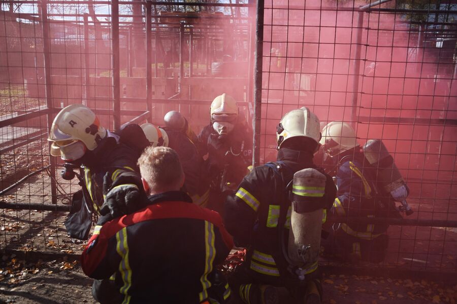 Участники во время отработки навыков ориентирования вслепую на учениях добровольцев-пожарных в Подмосковье.