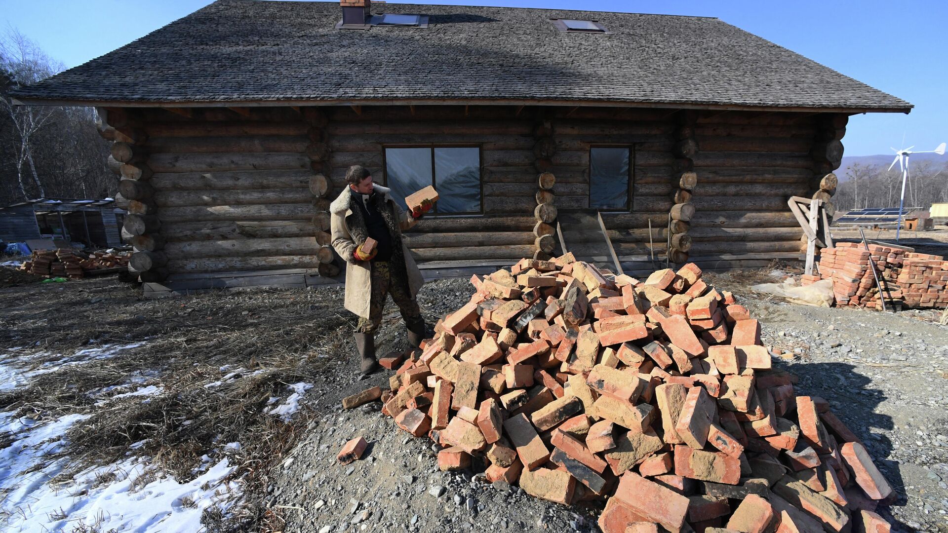 Владелец крестьянского фермерского хозяйства на территории своего хозяйства - РИА Новости, 1920, 03.12.2020