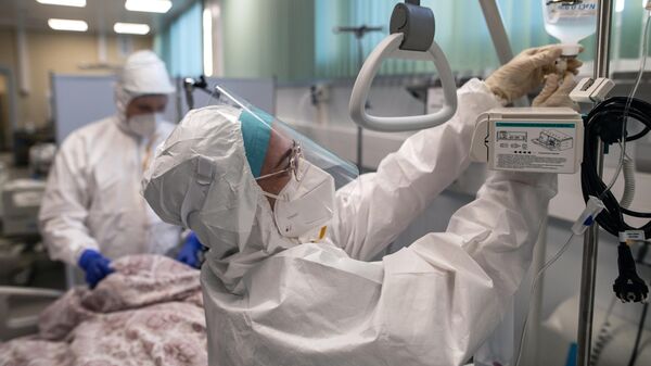 Медицинские работники в отделении реанимации и интенсивной терапии в госпитале для больных COVID-19 в  Московском клиническом центре инфекционных болезней Вороновское
