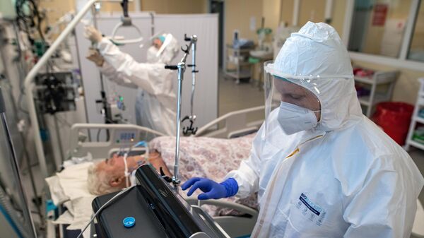 Медицинские работники в отделении реанимации и интенсивной терапии в госпитале для больных COVID-19 в  Московском клиническом центре инфекционных болезней Вороновское.