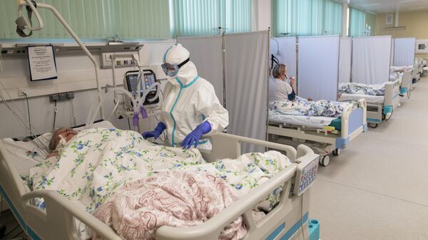 Медицинский работник в отделении реанимации и интенсивной терапии в госпитале для больных COVID-19 в  Московском клиническом центре инфекционных болезней Вороновское
