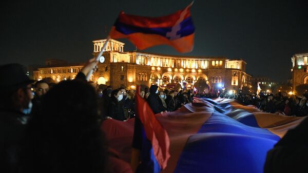 Участники шествия оппозиции на площади Республики в Ереване с требованием отставки премьер-министра Армении Никола Пашиняна