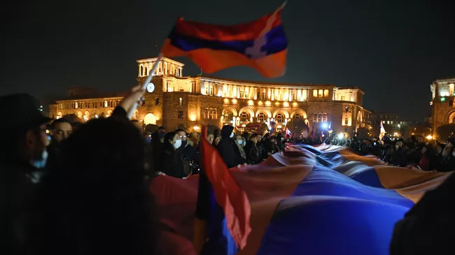 Участники шествия оппозиции на площади Республики в Ереване с требованием отставки премьер-министра Армении Никола Пашиняна