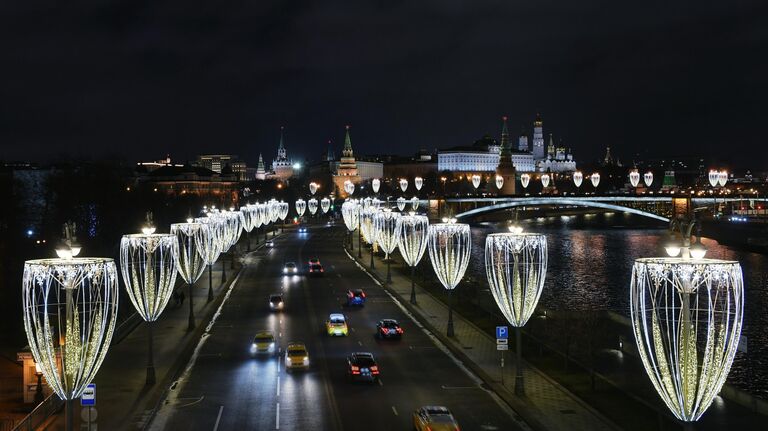 Пречистенская набережная в Москве вечером.