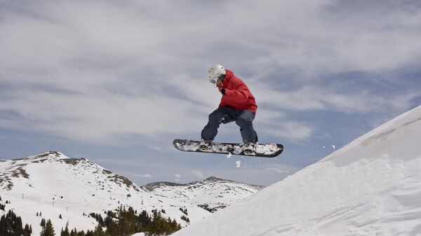 Сноубордист на лыжном курорте