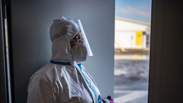Медицинский работник в приемном отделении госпиталя для больных COVID-19 в Московском клиническом центре инфекционных болезней Вороновское