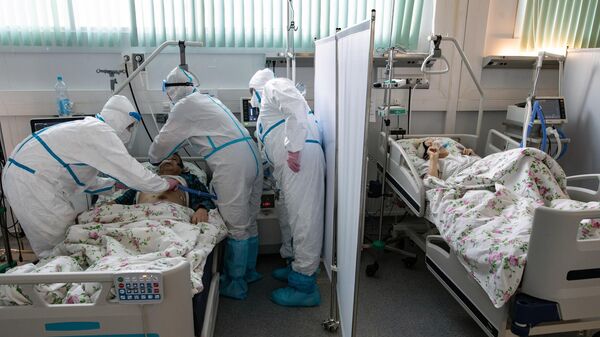 Медицинские работники и пациенты в отделении реанимации и интенсивной терапии в госпитале для больных COVID-19 в  Московском клиническом центре инфекционных болезней Вороновское