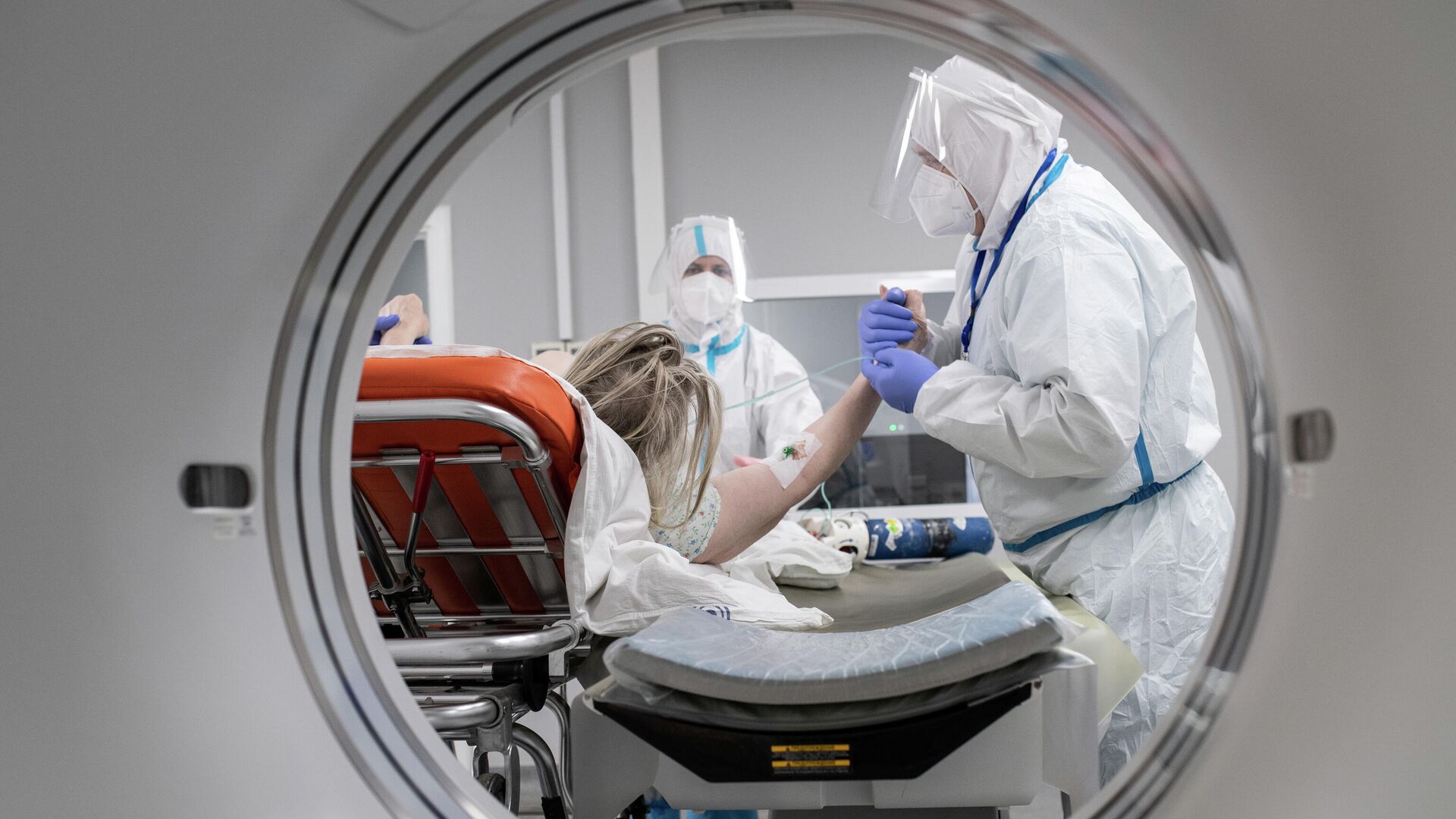 Медицинские работники и пациент в кабинете компьютерной томографии госпиталя для больных COVID-19 в  Московском клиническом центре инфекционных болезней Вороновское - РИА Новости, 1920, 08.12.2020