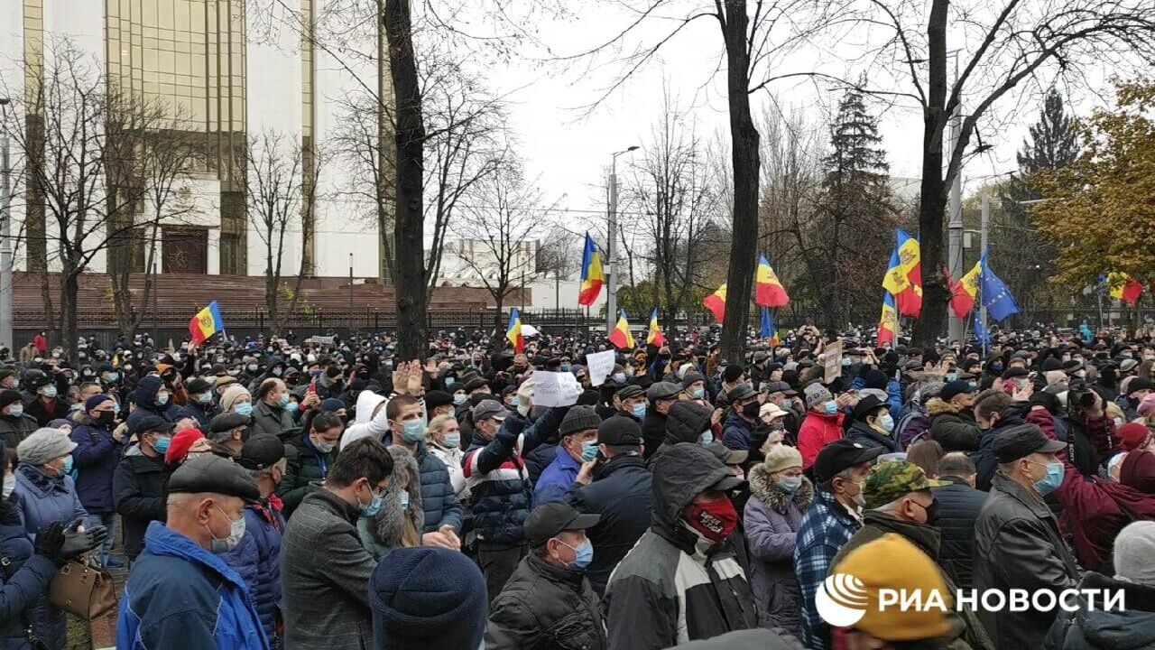 Сторонники Майи Санду собрались во время акции протеста перед зданием парламента в центре Кишинева - РИА Новости, 1920, 03.12.2020