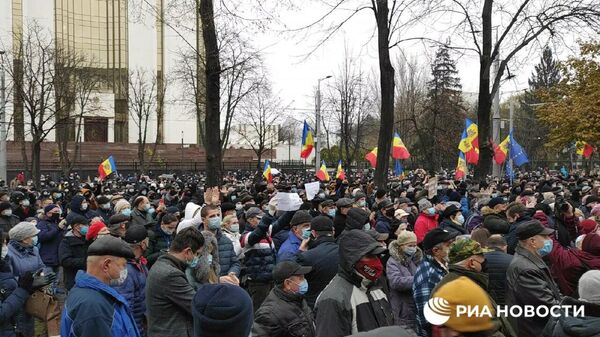 Сторонники Майи Санду собрались во время акции протеста перед зданием парламента в центре Кишинева