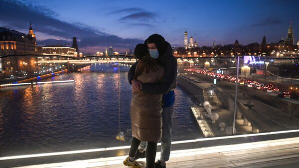 Молодые люди на Парящем мосту в Москве