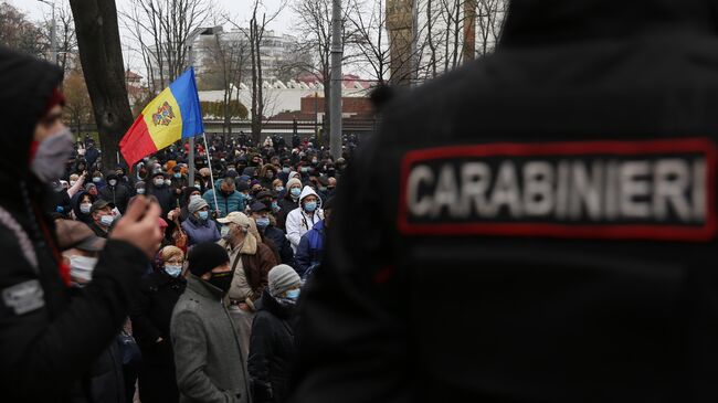 Участники акции сторонников избранного президента Молдавии Майи Санду у здания парламента в Кишиневе