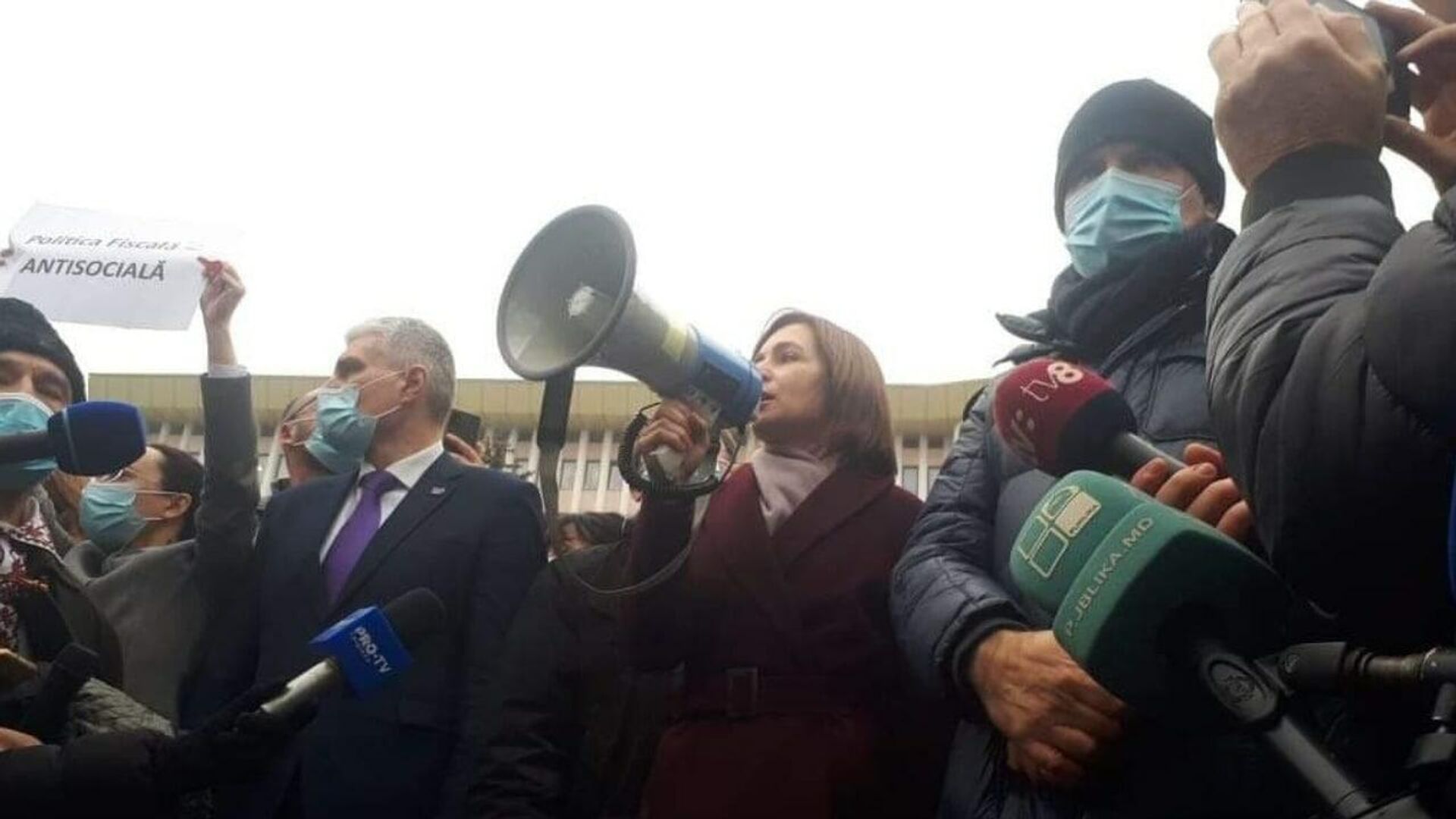 Избранный президент Молдавии Майя Санду выступает перед протестующими в центре Кишинева - РИА Новости, 1920, 03.12.2020