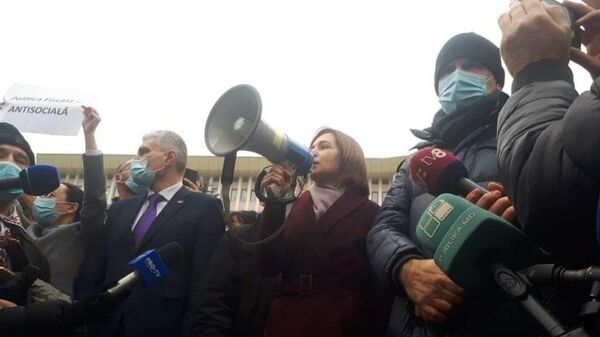 Избранный президент Молдавии Майя Санду выступает перед протестующими в центре Кишинева