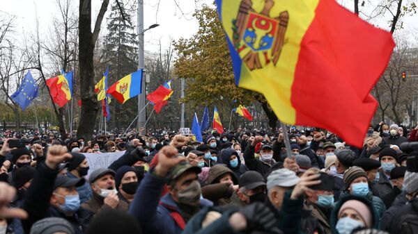 Участники акции сторонников избранного президента Молдавии Майи Санду у здания парламента в Кишиневе