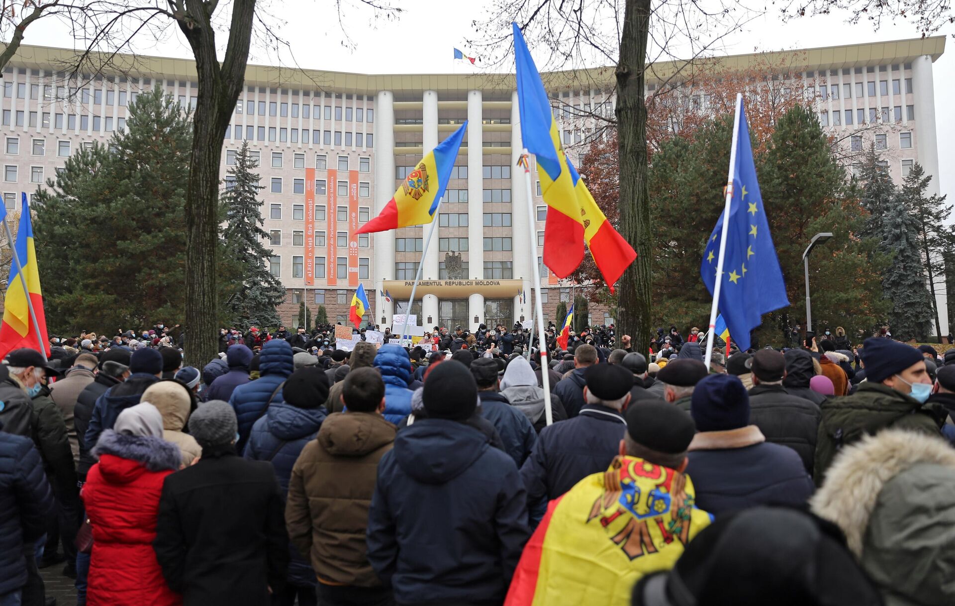 Участники акции сторонников избранного президента Молдавии Майи Санду у здания парламента в Кишиневе - РИА Новости, 1920, 24.03.2022