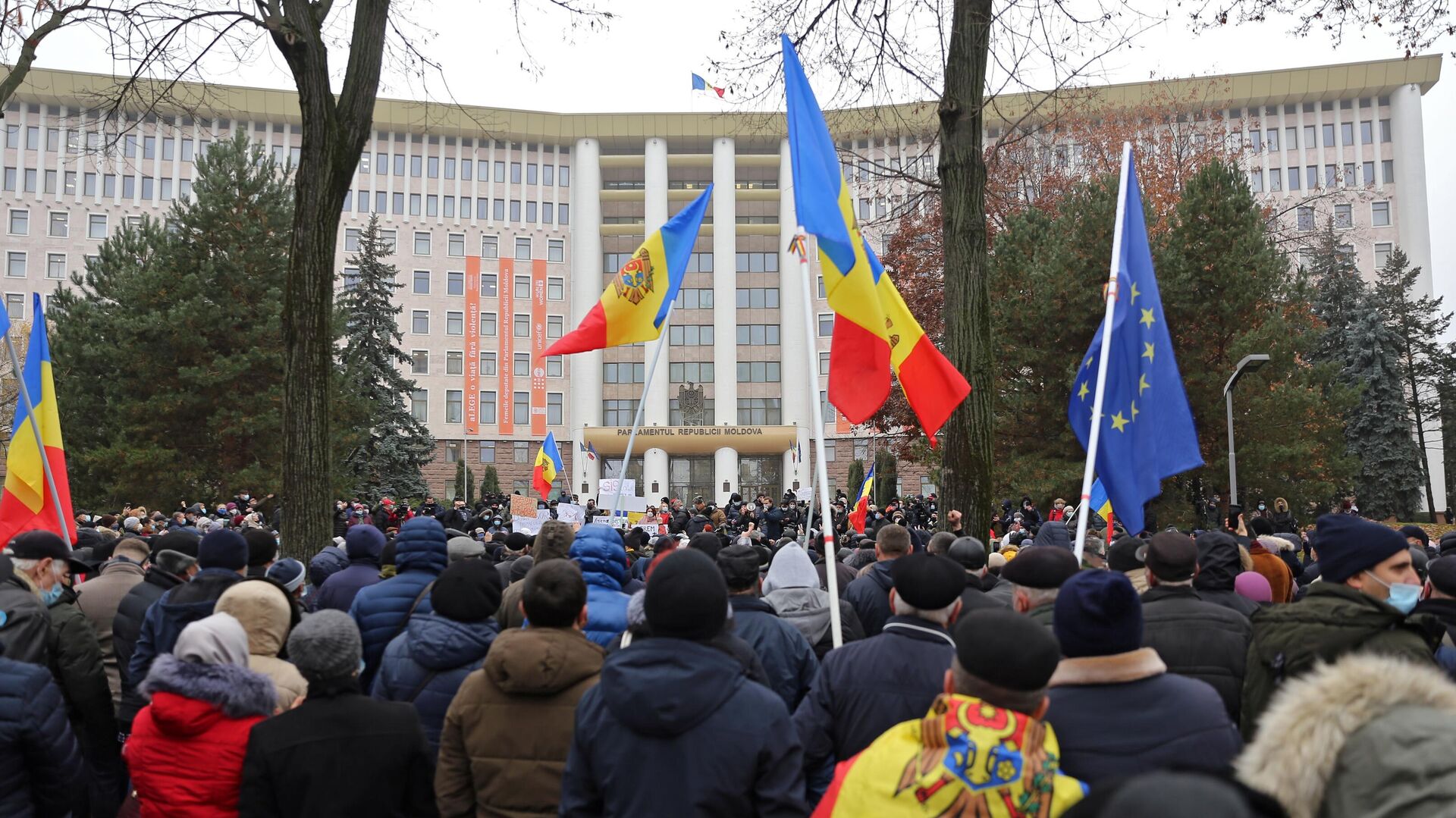 Участники акции сторонников избранного президента Молдавии Майи Санду у здания парламента в Кишиневе - РИА Новости, 1920, 03.12.2020