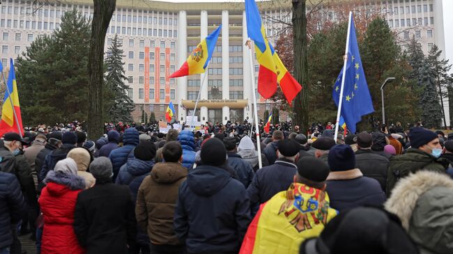 Участники акции сторонников избранного президента Молдавии Майи Санду у здания парламента в Кишиневе