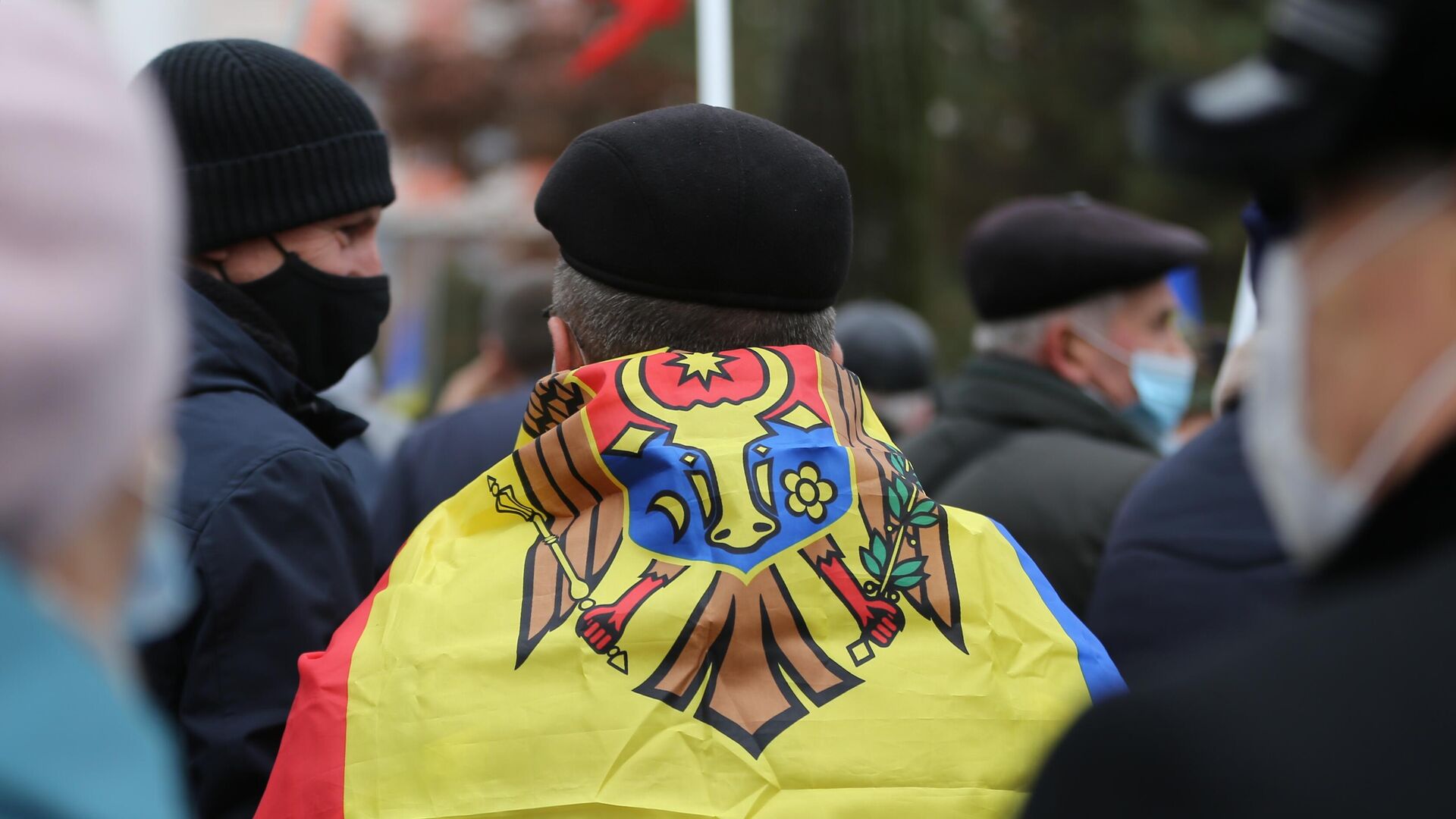Флаг Молдавии на спине участника акции сторонников избранного Майи Санду - РИА Новости, 1920, 22.05.2022