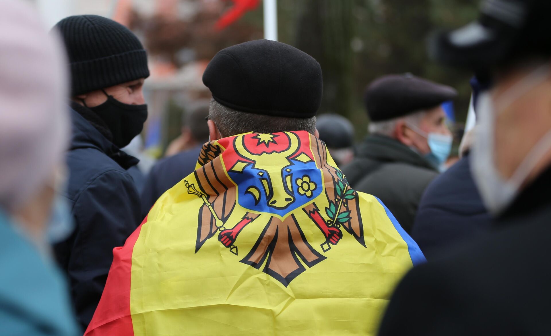 Флаг Молдавии на спине участника акции сторонников избранного президента Молдавии Майи Санду у здания парламента в Кишиневе - РИА Новости, 1920, 23.12.2020