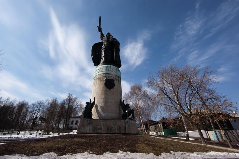 Памятник Илье Муромцу в городском парке на берегу Оки в городе Муроме