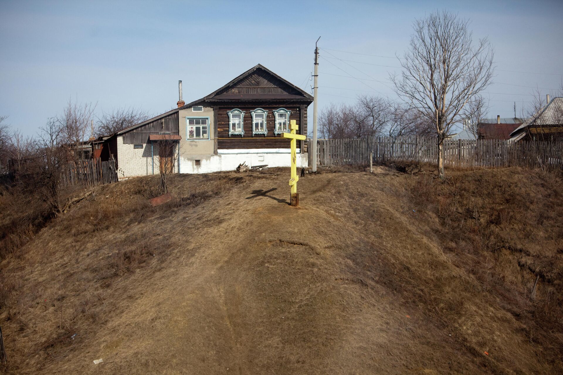 Крест, установленный на месте дома в селе Карачарове, где предположительно жил легендарный богатырь Илья Муромец - РИА Новости, 1920, 25.11.2022