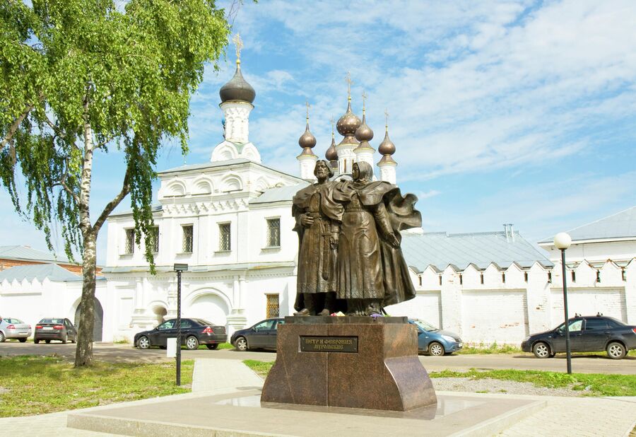 Памятник Петру и Февронии в Муроме на фоне Благовещенского монастыря
