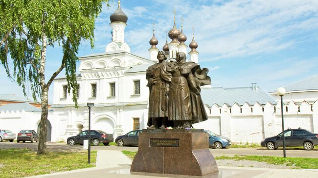 Памятник Петру и Февронии в Муроме на фоне Благовещенского монастыря