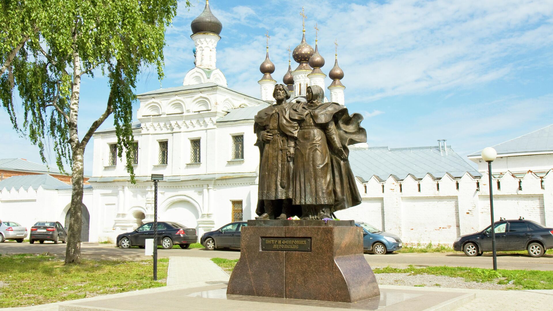 Памятник Петру и Февронии в Муроме на фоне Благовещенского монастыря - РИА Новости, 1920, 06.08.2022