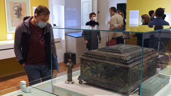 Посетитель рассматривает ларец для хранения грамот, жалованных Войску Донскому на выставке Больше чем архив в Выставочном зале федеральных архивов в Москве