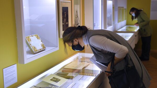 Посетители на выставке Больше чем архив в Выставочном зале федеральных архивов в Москве