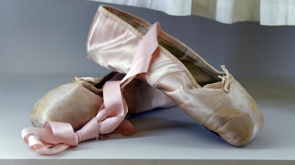 Пуанты балерины Матильды Кшесинской на выставке Больше чем архив в Выставочном зале федеральных архивов в Москве