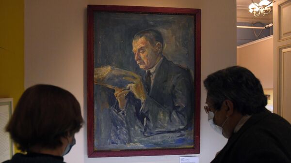 Посетители возле портрета Александра Керенского на выставке Больше чем архив в Выставочном зале федеральных архивов в Москве