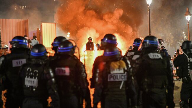 Сотрудники парижской полиции во время акции недовольства действиями правоохранительных органов в отношении мигрантов