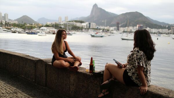 Девушки отдыхают возле бара в Рио-де-Жанейро