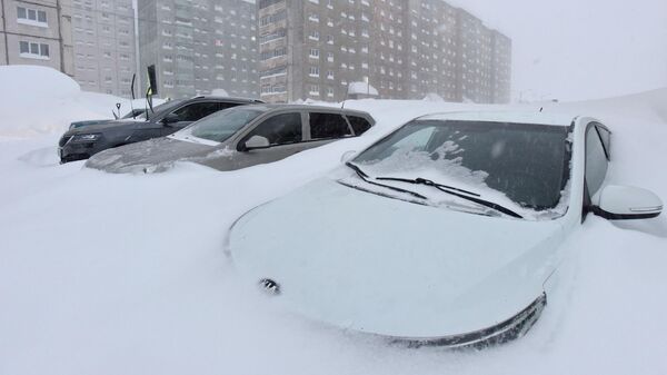 Засыпанная снегом машина