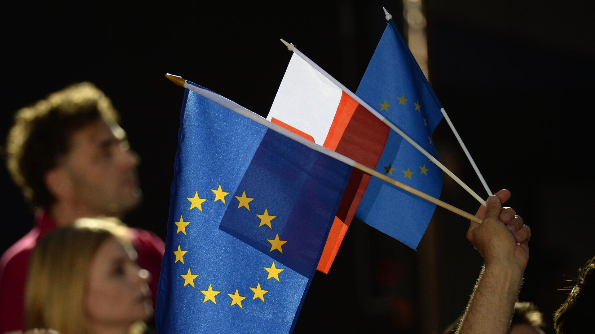 Флаги Евросоюза в предвыборном штабе мэра Варшавы - РИА Новости, 1920, 12.10.2021