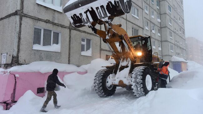 Снегоуборочная техника во дворе жилого дома в Норильске
