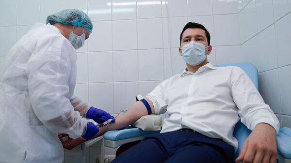 Губернатор Калининградской области Антон Алиханов сдает кровь перед вакцинацией от коронавируса в Калининграде