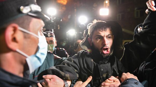 Сотрудники полиции задерживают демонстрантов, перекрывших улицы в центре Еревaна